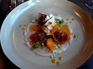 Daurade marinée, poivre Zechuan, segments de mandarine à la cive