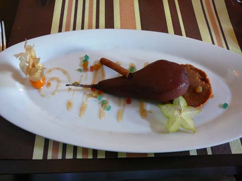 Poire pochée au vin rouge, sablé au spéculos Poire pochée au vin rouge, sablé au spéculos
