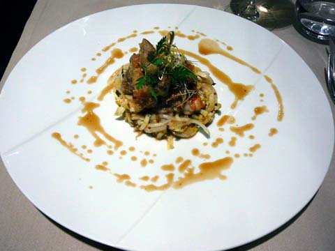 Langoustines juste saisies, croustillant de pied de cochon, brochette de ris de veau Langoustines juste saisies, croustillant de pied de cochon, brochette de ris de veau