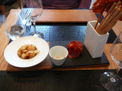 Ravioles de Royans, chorizo pata negra, tuiles à la nigelle (apéro) Ravioles de Royans, chorizo pata negra, tuiles à la nigelle (apéro)