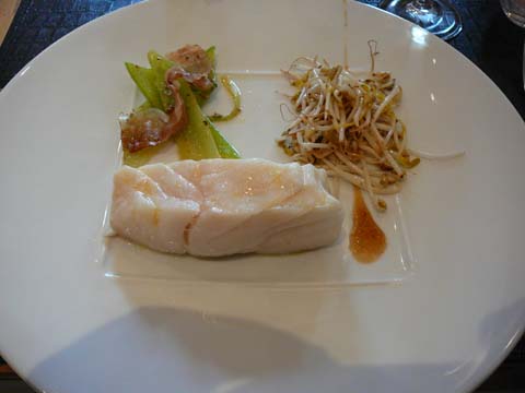 Le skrei "brut", quelques pousses et côtes de céleri Le skrei "brut", quelques pousses et côtes de céleri