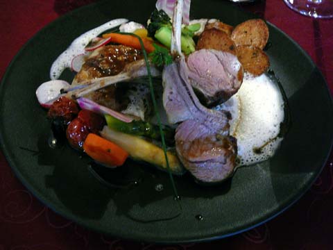 Côte d'agneau rôtie au thym et sa pastilla aux citrons et olives Côte d'agneau rôtie au thym et sa pastilla aux citrons et olives