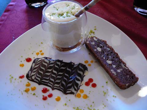 Brownies aux noix de pécan, nuage de crème anglaise Brownies aux noix de pécan, nuage de crème anglaise