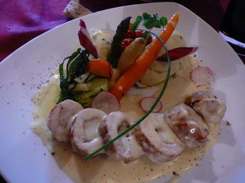 Dodine de volaille au foie gras, crème au vin jaune d'Arbois Dodine de volaille au foie gras, crème au vin jaune d'Arbois