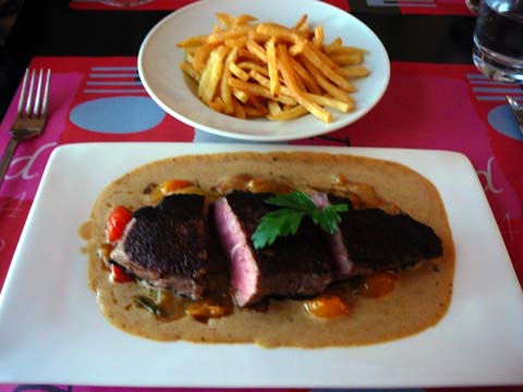 Entrecôte "Café de Paris", compotée de tomates cerises, frites Entrecôte "Café de Paris", compotée de tomates cerises, frites