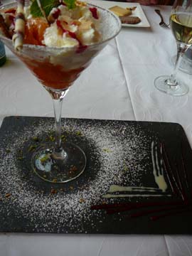 Verrine au sorbet et abricots pochés, abricotine et crème fouettée Verrine au sorbet et abricots pochés, abricotine et crème fouettée