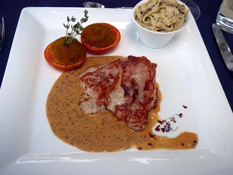 Saltimbocca poêlé, sauce moutarde, tagliatelle maison, tomate farcie à la crème de légumes Saltimbocca poêlé, sauce moutarde, tagliatelle maison, tomate farcie à la crème de légumes