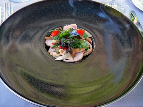Salade de foie gras et lapin, haricots verts croquants et girolles Salade de foie gras et lapin, haricots verts croquants et girolles