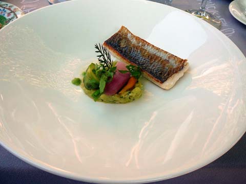 Féra cuit sur sa peau, écrasée de pommes de terre aux huîtres, jus aux agrumes, petits légumes, légèreté de pommes de terre au sel d'Hawaï Féra cuit sur sa peau, écrasée de pommes de terre aux huîtres, jus aux agrumes, petits légumes, légèreté de pommes de terre au sel d'Hawaï