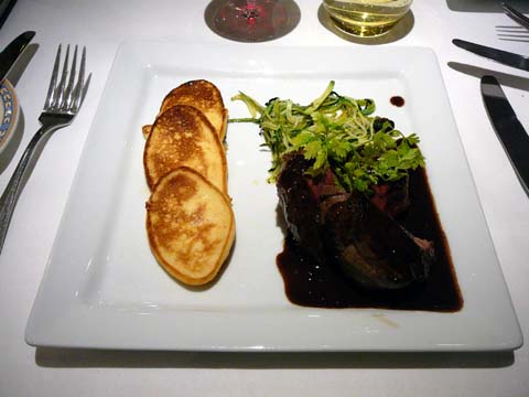 Filet de boeuf Charolais, sauce au Juliénas, crêpes Parmentier Filet de boeuf Charolais, sauce au Juliénas, crêpes Parmentier