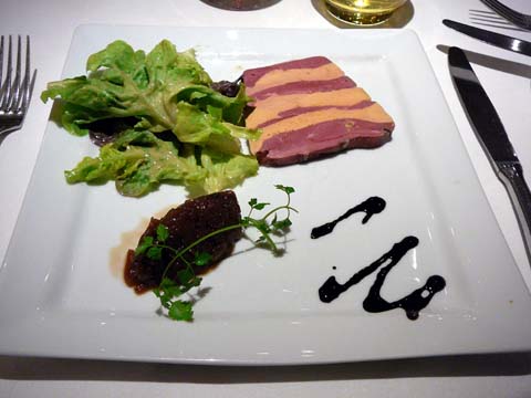 Terrine pressée de magret et foie gras de canard cuite à basse température, confiture d’oignons aigre douce Terrine pressée de magret et foie gras de canard cuite à basse température, confiture d’oignons aigre douce