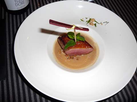 Filet de canette des Dombes, sauté de coing à la menthe et noix, jus des carcasses réduit à la cannelle Filet de canette des Dombes, sauté de coing à la menthe et noix, jus des carcasses réduit à la cannelle