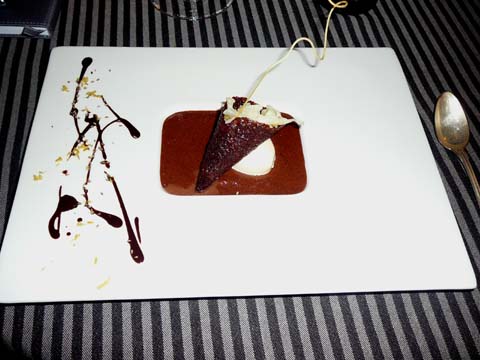 Mousse au chocolat, chou fleur aux zestes de citrons, glace à l'ajowan, dentelle au cacao Mousse au chocolat, chou fleur aux zestes de citrons, glace à l'ajowan, dentelle au cacao