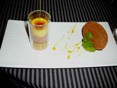 Crème brûlée au safran compote de poire, sorbet coriandre « Arlette », croustillante au sucre Crème brûlée au safran compote de poire, sorbet coriandre « Arlette », croustillante au sucre