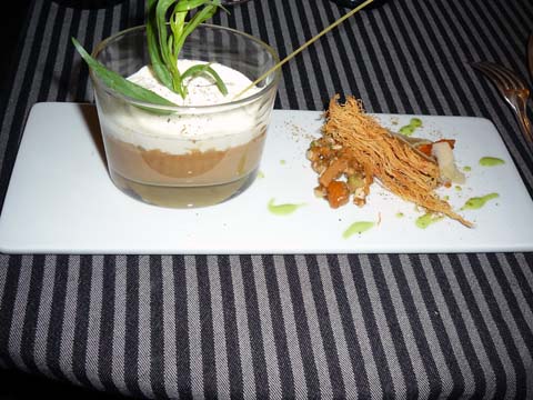 Velouté de girolles, pomme Granny Smith, pignons grillés, parmesan et anis vert, crème fouettée à l'estragon Velouté de girolles, pomme Granny Smith, pignons grillés, parmesan et anis vert, crème fouettée à l'estragon