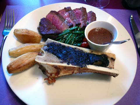 Filet de bœuf charolais, pommes châteaux, haricots verts frais aux 2 sésames, os à moelle gratiné à la tapenade, sauce moutarde au moût de raisin et au foie gras Filet de bœuf charolais, pommes châteaux, haricots verts frais aux 2 sésames, os à moelle gratiné à la tapenade, sauce moutarde au moût de raisin et au foie gras