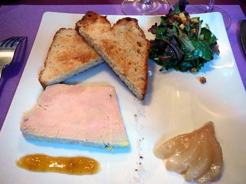 Foie gras de canard maison, mi-cuit, mariné au Sauternes, poire pochée au thé, toast de pain au lait maison, confiture de mangue à la fève de tonka et à la cardamome 