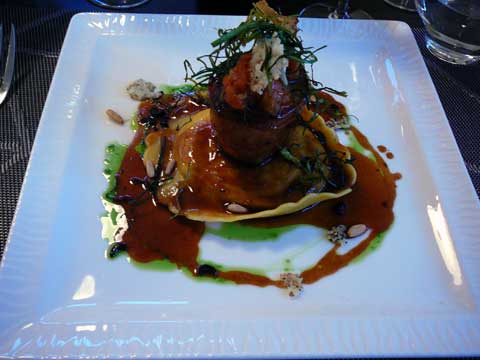 Rable de lapin aux herbes fraîches, pignons et pépites d'olives noires, sur une raviole "gigantone" à la ricotta