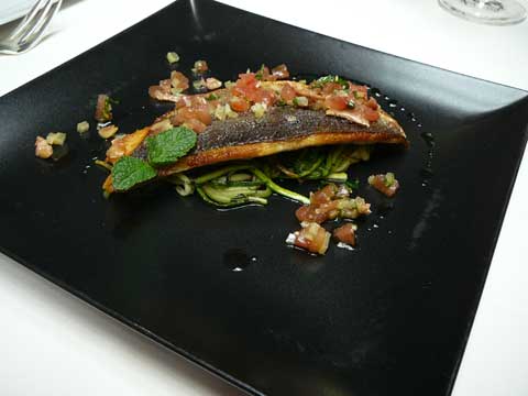 Dorade royale, tagliatelles de courgette et menthe, sauce vierge aux citrons confits