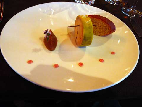 Mi- cuit de foie gras de canard français confectionné maison à la vanille des îles Bourbon création à l’INPI N 52608, compotée de figues, tranche de bescoin