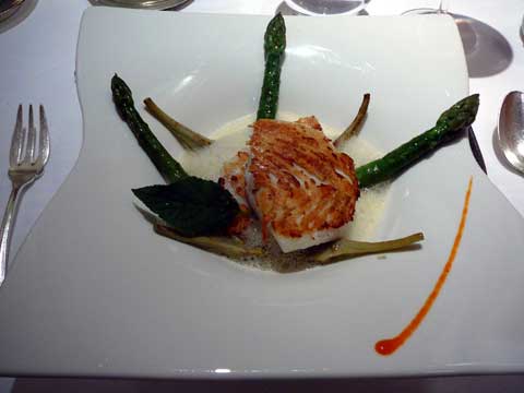 Barbue de Bretagne sur la plancha, asperges, bouillon de mer parfumé à l'orange et aux épices