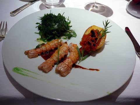 Langoustines de Saint Guénolé juste saisies, courgette jaune, tomate et basilic