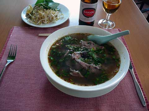 Soupe Impériale du Centre / Bun bo Hue (boeuf, pousses de mungo)