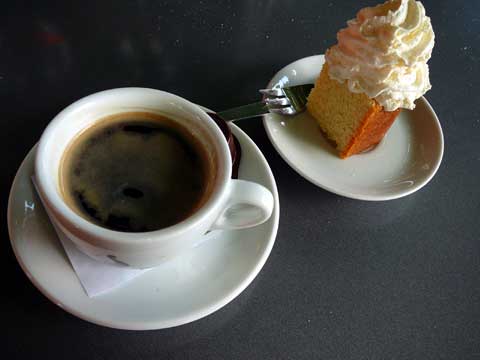Café gourmand avec cake au citron et crème chantilly