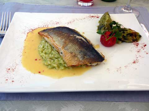 Filet de bar poêlé, risotto crémeux au basilic, étuvée de poireaux