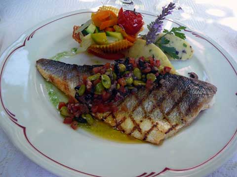 Filet de bar grillé, sauce vierge, pommes de terre écrasées à l’huile d’olive