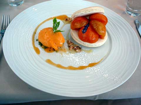 Macaron aux senteurs de Provence et poêlée d’abricots au miel de Sicile