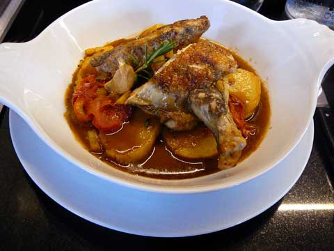 Pintade fermière de Challans rôtie, pommes de terre, citrons, tomates et oignons confits
