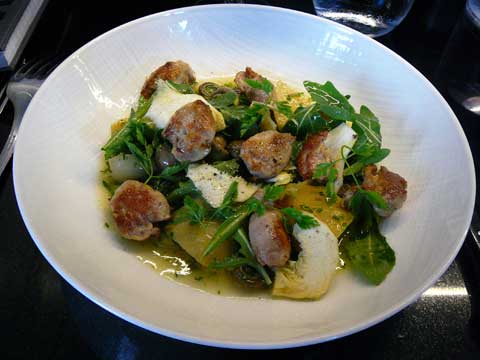 Grecque de champignons de Paris, artichauts bretons et oignons nouveaux, poêlée de sot l'y laisse