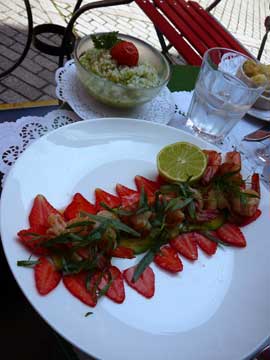 Crevettes dorées, millefeuille d'avocat et fraises, estragon, risotto au cresson