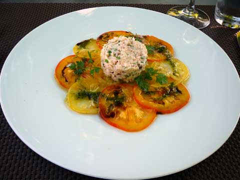 Mousse de féra sur carpaccio de tomates