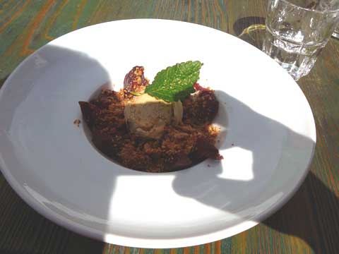 Crumble de pêches de vignes à la mélisse, glace Hasta à la pistache