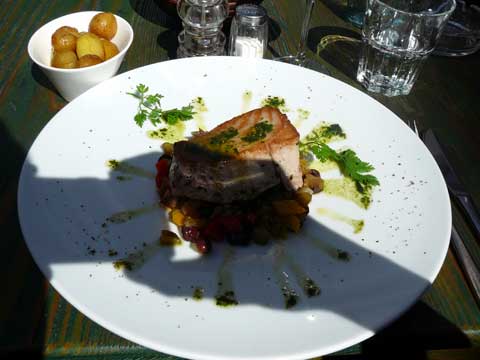 Pavé de thon mi-cuit, caponata aux aubergines, céleri et poivrons, pommes grenailles sautées