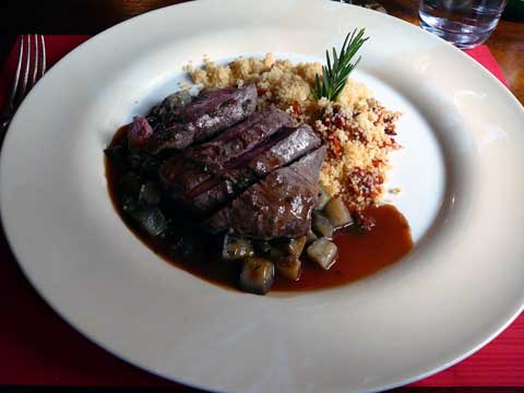 Filet d'agneau, ratatouille courgettes et aubergines sauce à la menthe, couscous aux tomates séchées