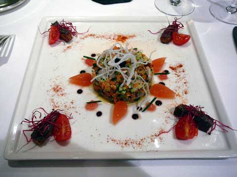 Tartare de daurade royale et caviar d’Aquitaine aux pignons croquants vinaigrette d’agrumes et croûtons de tapenade