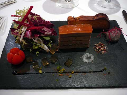 Pressé de foie gras de canard du sud-ouest au féra fumé, fine gelée de coings, brioche toastée et confit d’échalote