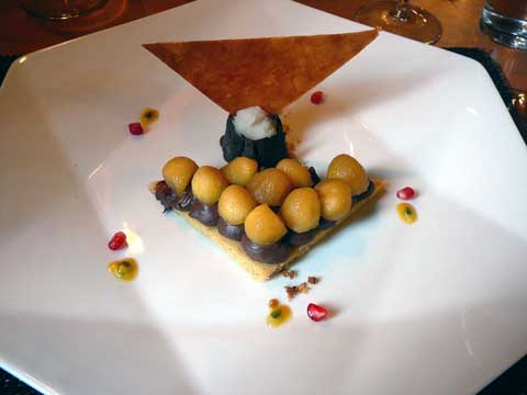 Sablé au chocolat mousseux et doux parfum de réglisse, pomme golden confite au caramel et croustillant au cidre glacé
