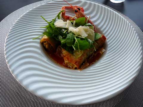Cannellonis de crabes, roquette au parmesan et coulis de langoustine