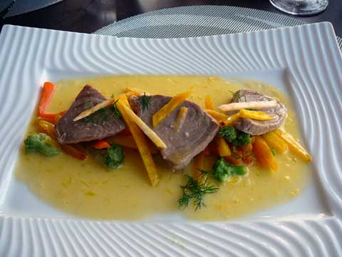 Thon frais saisi minute, croustillant aux sésames, émulsion d'agrumes et yuzu, wok aux légumes d'antan