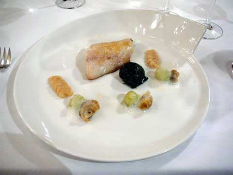Bar des côtes bretonnes, poivre de Voatsperifery, accompagné du tout citron, épinards et écume d'amande, pommes fondantes et bulot