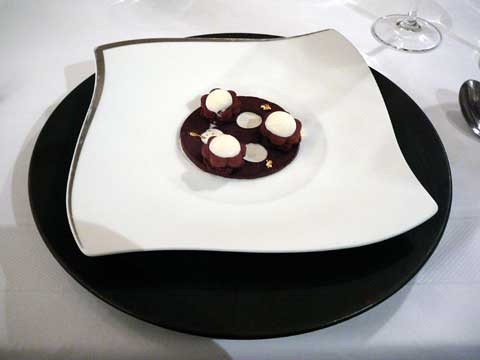Chocolat Manjari en ganache montée subtilité de thym et romarin nuage à la vanille bourbon