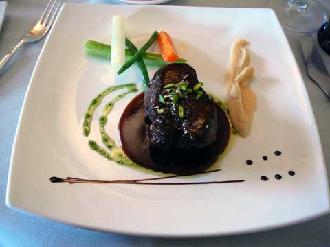 Entrecôte de boeuf à la plancha sur champignon et jus au vin rouge