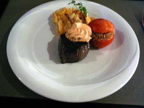Filet de boeuf, beurre au piment d'Espelette, gratin dauphinois, tomate provençale