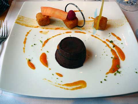 Mi-cuit chocolat et carottes confites, bonbon à la réglisse
