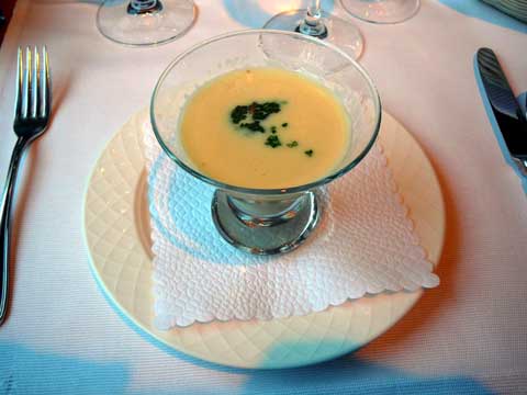 Velouté de volaille parfumé au gingembre et sot l'y laisse