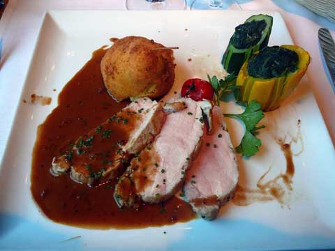 Filet de veau rôti au poivre mignonnette, pommes Williams et courgettes farcies aux épinards